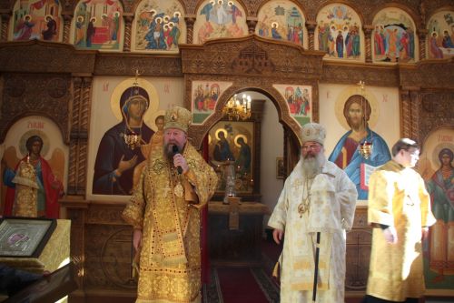 Митрополит Кирилл и епископ Филарет возглавили литургию в храме Елаура