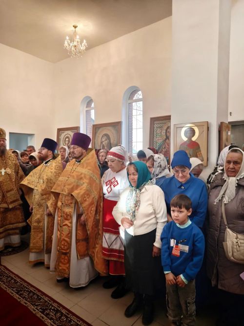 Митрополит Кирилл и епископ Филарет возглавили литургию в храме Елаура