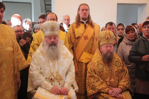 Митрополит Кирилл и епископ Филарет возглавили литургию в храме Елаура