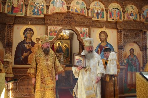 Митрополит Кирилл и епископ Филарет возглавили литургию в храме Елаура