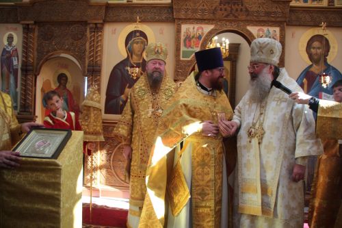 Митрополит Кирилл и епископ Филарет возглавили литургию в храме Елаура