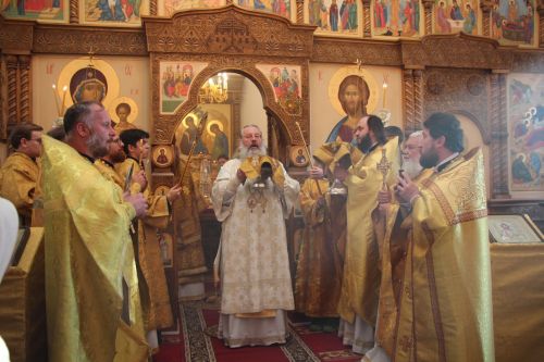 Митрополит Кирилл и епископ Филарет возглавили литургию в храме Елаура