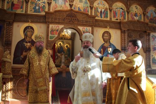Митрополит Кирилл и епископ Филарет возглавили литургию в храме Елаура
