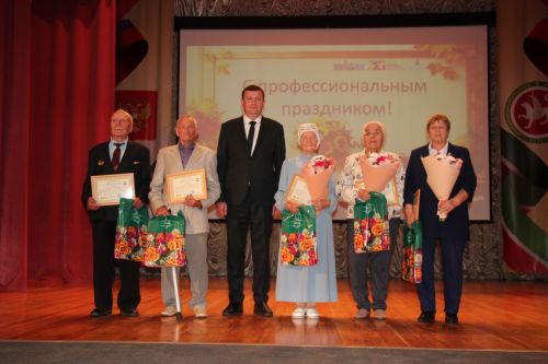 В Нурлате с особым теплом чествовали работников образования
