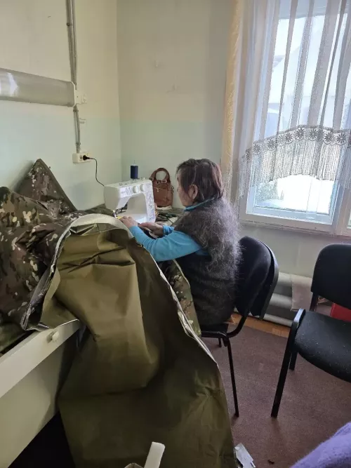 «Серебряные» волонтёры шьют антидроновые накидки для военных