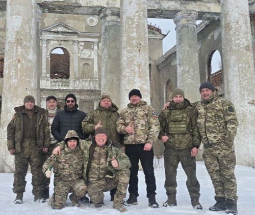 Поэт Александр Арзамасцев посетил бойцов на передовой с «Боевым братством»