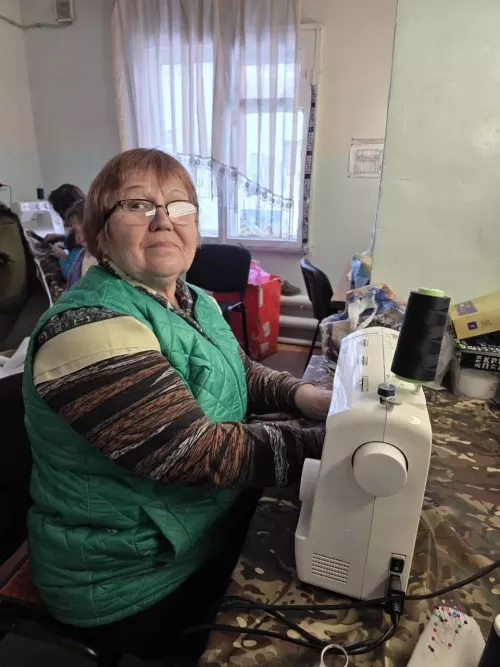 «Серебряные» волонтёры шьют антидроновые накидки для военных