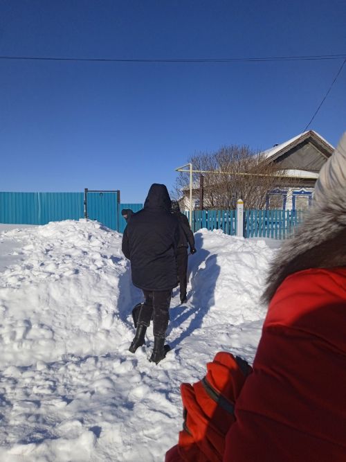 Школьники расчистили двор и поддержали маму погибшего бойца