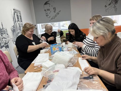 300 комплектов сухого душа и сладкие подарки: библиотекари Нурлата собрали гуманитарную помощь для бойцов