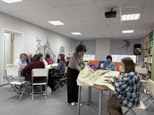 300 комплектов сухого душа и сладкие подарки: библиотекари Нурлата собрали гуманитарную помощь для бойцов