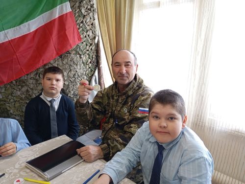 Урок добра и патриотизма: нурлатские гимназисты посетили Центр активного долголетия
