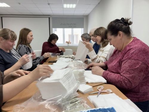 300 комплектов сухого душа и сладкие подарки: библиотекари Нурлата собрали гуманитарную помощь для бойцов