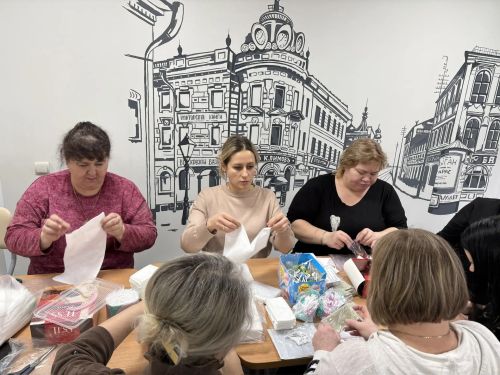 300 комплектов сухого душа и сладкие подарки: библиотекари Нурлата собрали гуманитарную помощь для бойцов