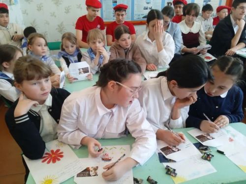 В Кульбаево-Марасинской школе прошла патриотическая акция «Красная ромашка»