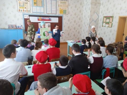 В Кульбаево-Марасинской школе прошла патриотическая акция «Красная ромашка»