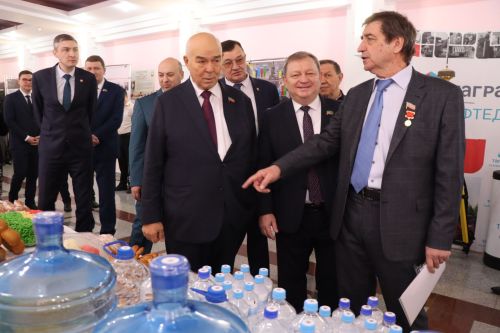 К итоговой сессии Совета района нурлатцы развернули масштабную выставку, посвященную достижениям района