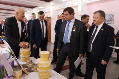 К итоговой сессии Совета района нурлатцы развернули масштабную выставку, посвященную достижениям района