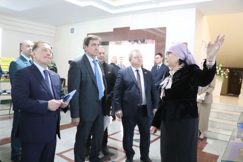 К итоговой сессии Совета района нурлатцы развернули масштабную выставку, посвященную достижениям района
