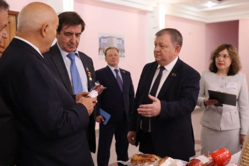 К итоговой сессии Совета района нурлатцы развернули масштабную выставку, посвященную достижениям района