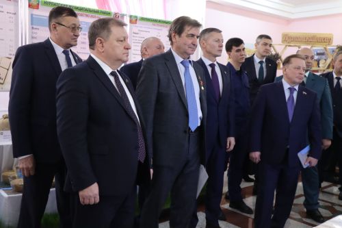 К итоговой сессии Совета района нурлатцы развернули масштабную выставку, посвященную достижениям района