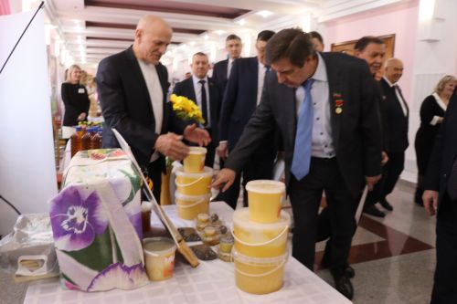 К итоговой сессии Совета района нурлатцы развернули масштабную выставку, посвященную достижениям района