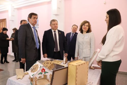 К итоговой сессии Совета района нурлатцы развернули масштабную выставку, посвященную достижениям района
