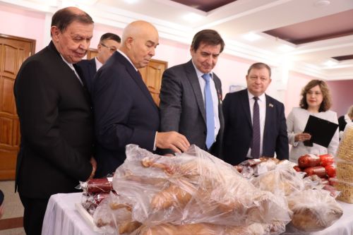 К итоговой сессии Совета района нурлатцы развернули масштабную выставку, посвященную достижениям района