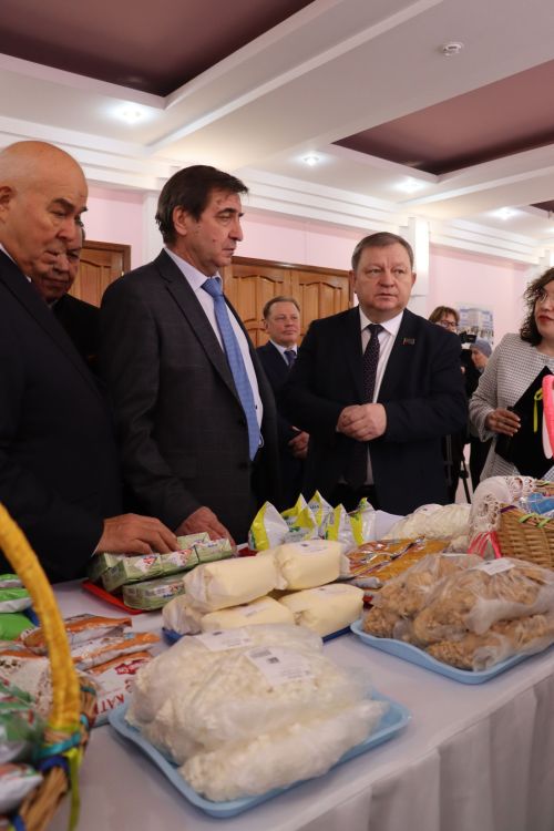 К итоговой сессии Совета района нурлатцы развернули масштабную выставку, посвященную достижениям района