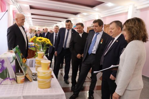 К итоговой сессии Совета района нурлатцы развернули масштабную выставку, посвященную достижениям района