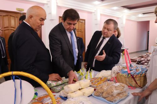 К итоговой сессии Совета района нурлатцы развернули масштабную выставку, посвященную достижениям района