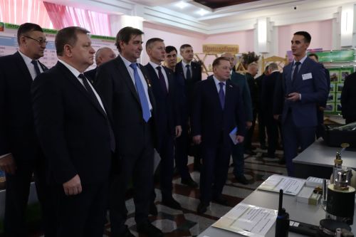 К итоговой сессии Совета района нурлатцы развернули масштабную выставку, посвященную достижениям района