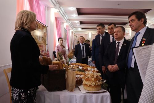 К итоговой сессии Совета района нурлатцы развернули масштабную выставку, посвященную достижениям района