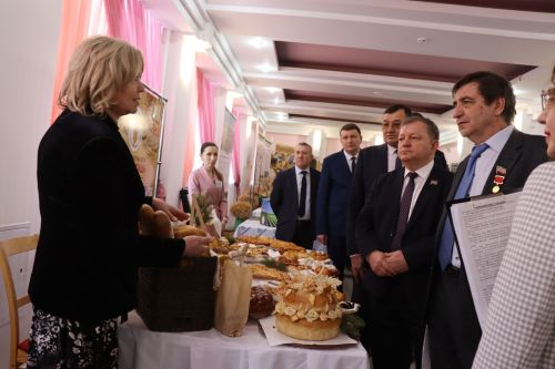 К итоговой сессии Совета района нурлатцы развернули масштабную выставку, посвященную достижениям района