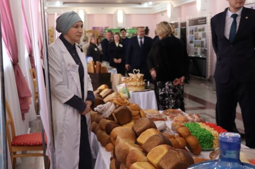 К итоговой сессии Совета района нурлатцы развернули масштабную выставку, посвященную достижениям района