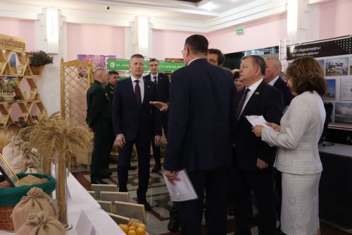 К итоговой сессии Совета района нурлатцы развернули масштабную выставку, посвященную достижениям района
