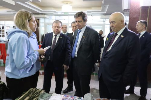 К итоговой сессии Совета района нурлатцы развернули масштабную выставку, посвященную достижениям района
