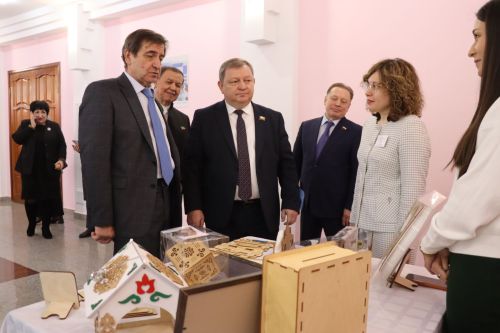 К итоговой сессии Совета района нурлатцы развернули масштабную выставку, посвященную достижениям района