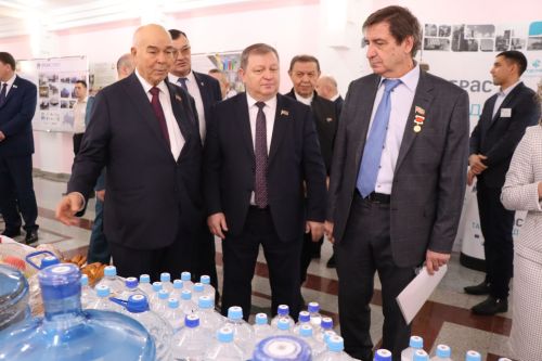 К итоговой сессии Совета района нурлатцы развернули масштабную выставку, посвященную достижениям района