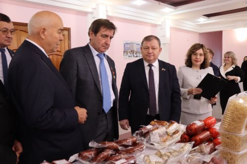 К итоговой сессии Совета района нурлатцы развернули масштабную выставку, посвященную достижениям района
