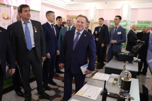 К итоговой сессии Совета района нурлатцы развернули масштабную выставку, посвященную достижениям района