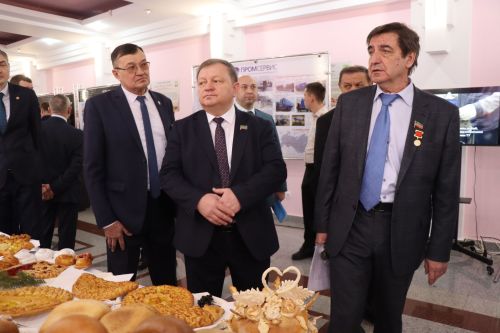 К итоговой сессии Совета района нурлатцы развернули масштабную выставку, посвященную достижениям района