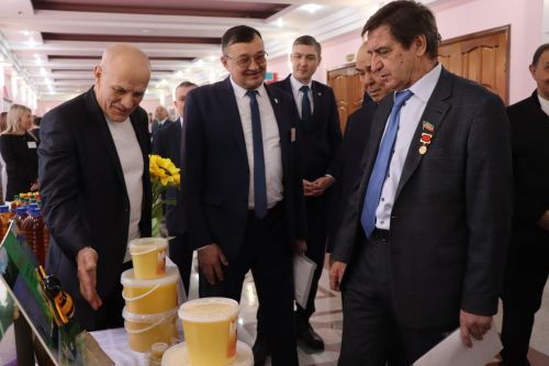 К итоговой сессии Совета района нурлатцы развернули масштабную выставку, посвященную достижениям района