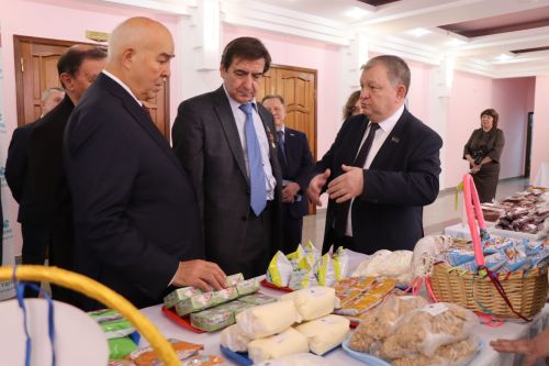 К итоговой сессии Совета района нурлатцы развернули масштабную выставку, посвященную достижениям района