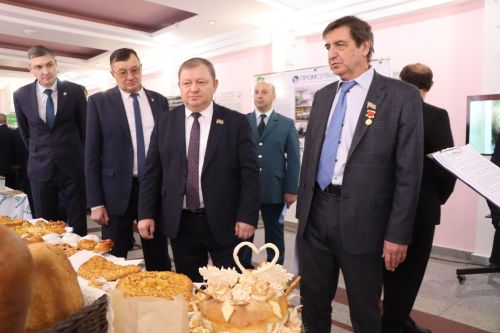 К итоговой сессии Совета района нурлатцы развернули масштабную выставку, посвященную достижениям района
