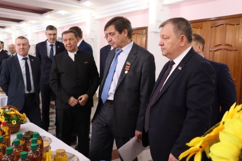 К итоговой сессии Совета района нурлатцы развернули масштабную выставку, посвященную достижениям района