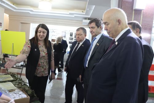 К итоговой сессии Совета района нурлатцы развернули масштабную выставку, посвященную достижениям района