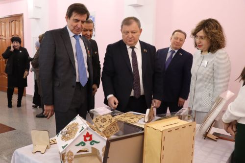 К итоговой сессии Совета района нурлатцы развернули масштабную выставку, посвященную достижениям района
