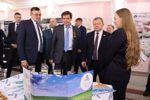 К итоговой сессии Совета района нурлатцы развернули масштабную выставку, посвященную достижениям района