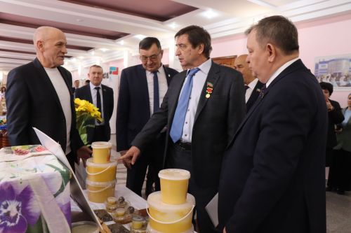 К итоговой сессии Совета района нурлатцы развернули масштабную выставку, посвященную достижениям района