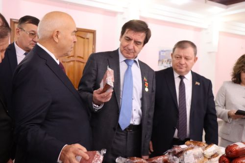 К итоговой сессии Совета района нурлатцы развернули масштабную выставку, посвященную достижениям района
